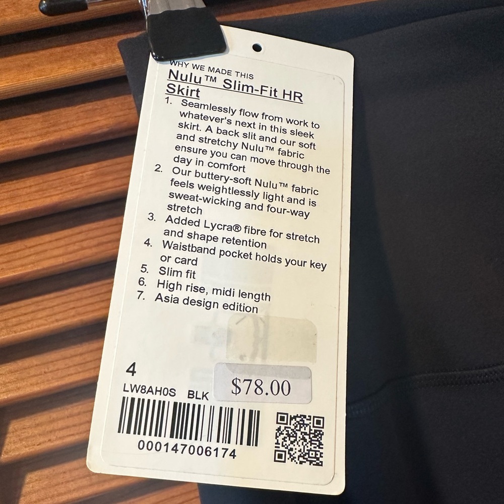 New with tags
Nulu slim fit skirt size 4